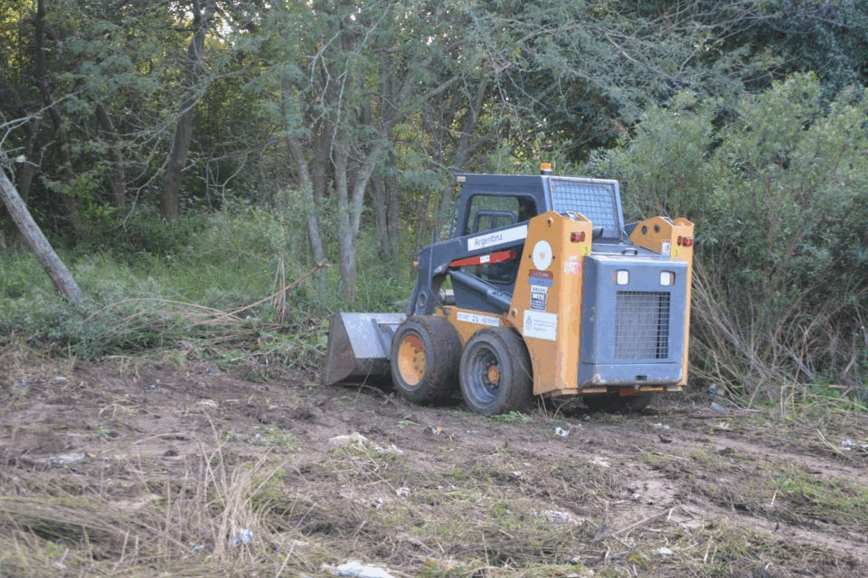 Desmonte y limpieza en el acceso a barrio 2 de Abril para reforzar la seguridad