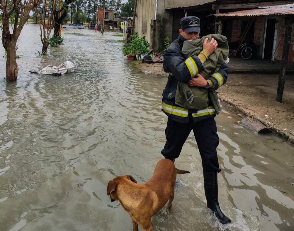 Vera: Provincia despliega un amplio operativo para atender las consecuencias del temporal