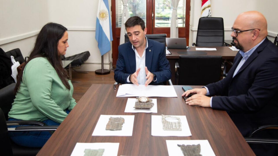 Provincia continúa devolviendo placas de bronce que habían sido sustraídas de cementerios