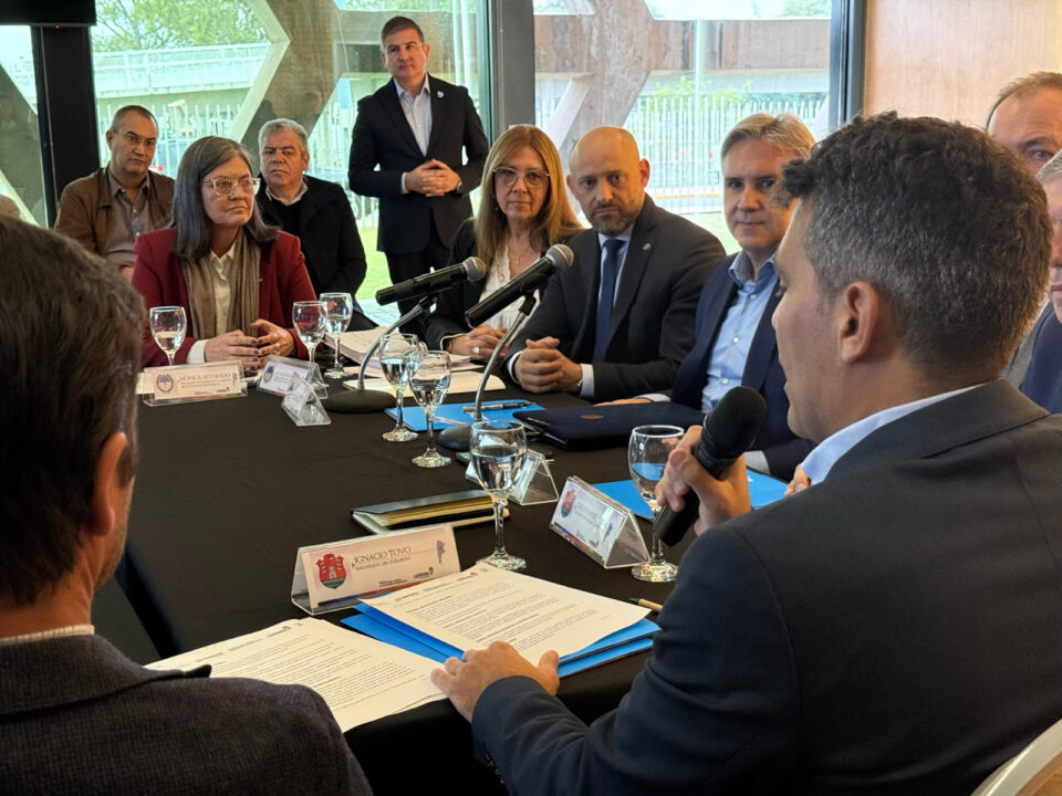 En una jornada inédita, Santa Fe mostró sus puertos a Córdoba para atraer clientes y consolidarse como polo exportador