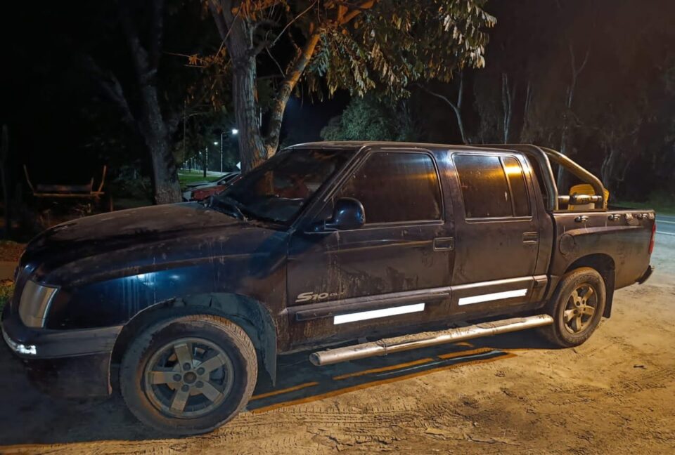 CAMPO DEL MEDIO: DOS PERSONAS,  SECUESTRARON UNA CAMIONETA Y RECUPERARON ALZAS APÍCOLAS ROBADAS