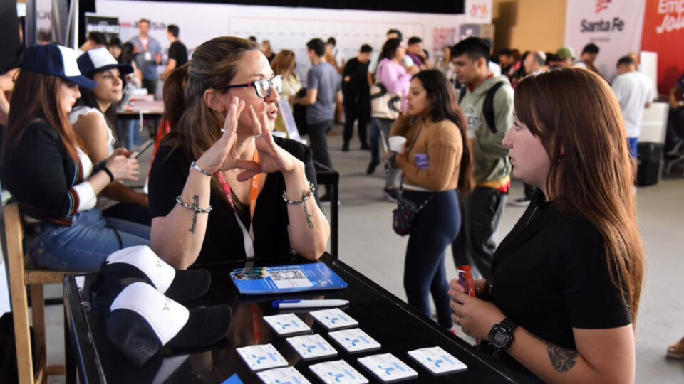 Un centenar de empresas ofrecerán más de 1.000 oportunidades laborales en la Expo Empleo de Rosario 2025, que organiza Provincia