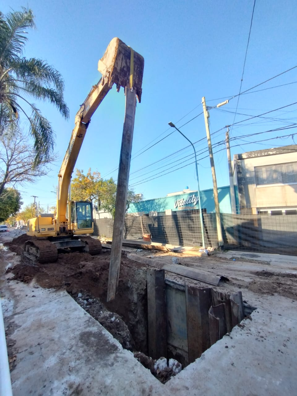 Se reanudaron los trabajos de renovación del colector cloacal en calle Tucumán