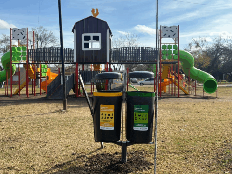 Instalan cestos para residuos en la plaza de barrio Fátima