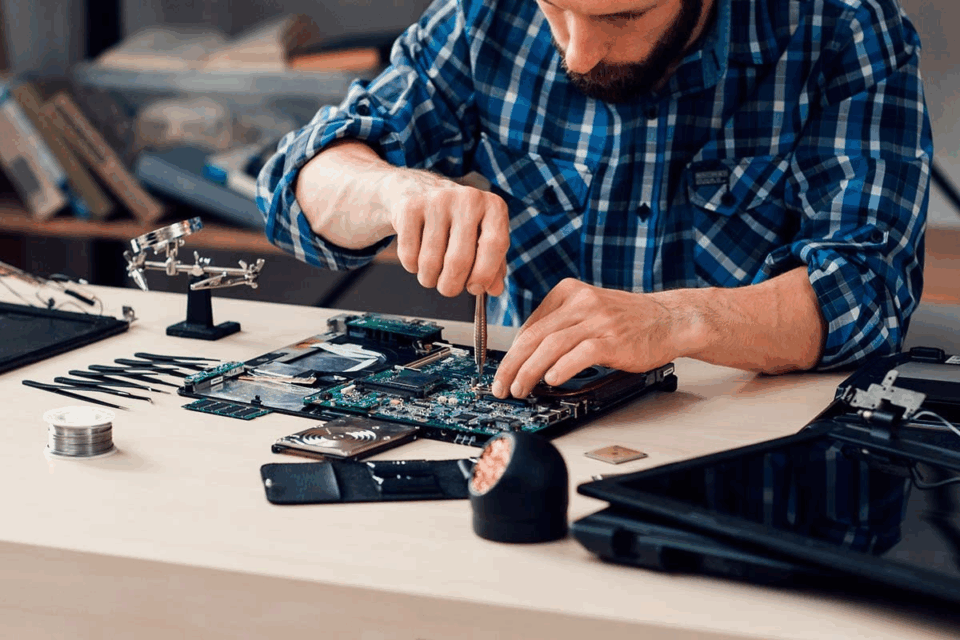 Empleo Verde: Taller de mantenimiento y recuperación de equipos informáticos