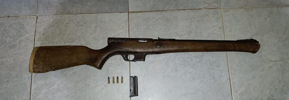 NOTIFICARON A UN HOMBRE POR TENENCIA INDEBIDA DE ARMA DE FUEGO EN ALEJANDRA
