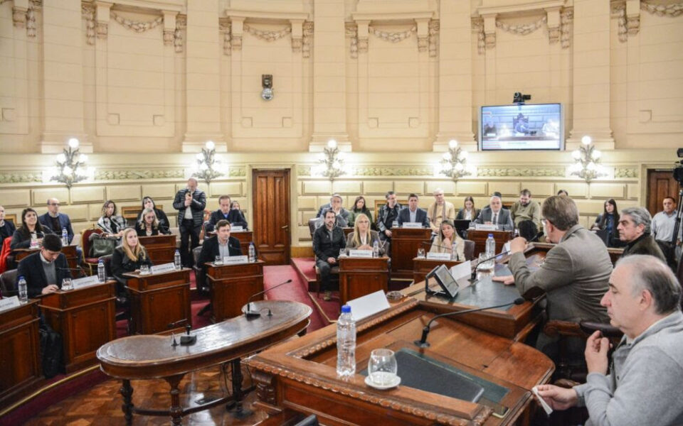 La Comisión de Poder Legislativo y Ejecutivo emitió sus primeros dictámenes