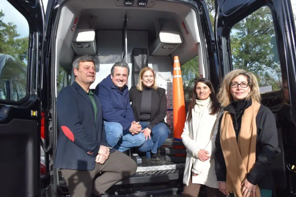 Provincia entregó a la Policía 5 minibuses con toda la tecnología para trabajar en investigación criminal