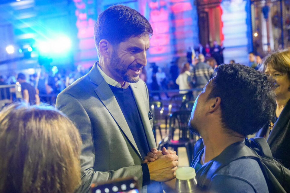 Noche de los Museos: Pullaro dio la bienvenida al público que participó del primer desfile nocturno de la provincia y visitó Casa de Gobierno