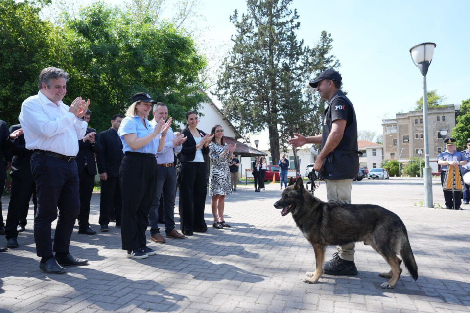 Canes policiales: Scaglia participó del retiro de un perro y la incorporación al servicio de otros dos