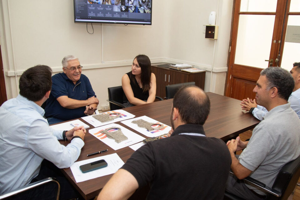 Provincia continúa con la devolución de placas de bronce sustraídas de cementerios