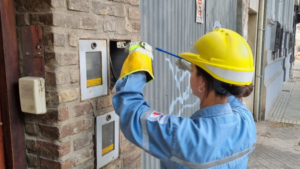 Operativos antienganchados a la luz: el gobierno recuperó cifras millonarias y cortó miles de conexiones clandestinas
