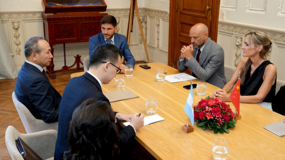 Pullaro y el embajador chino Wang Wei encabezaron un encuentro con empresarios para fortalecer la vinculación comercial con China
