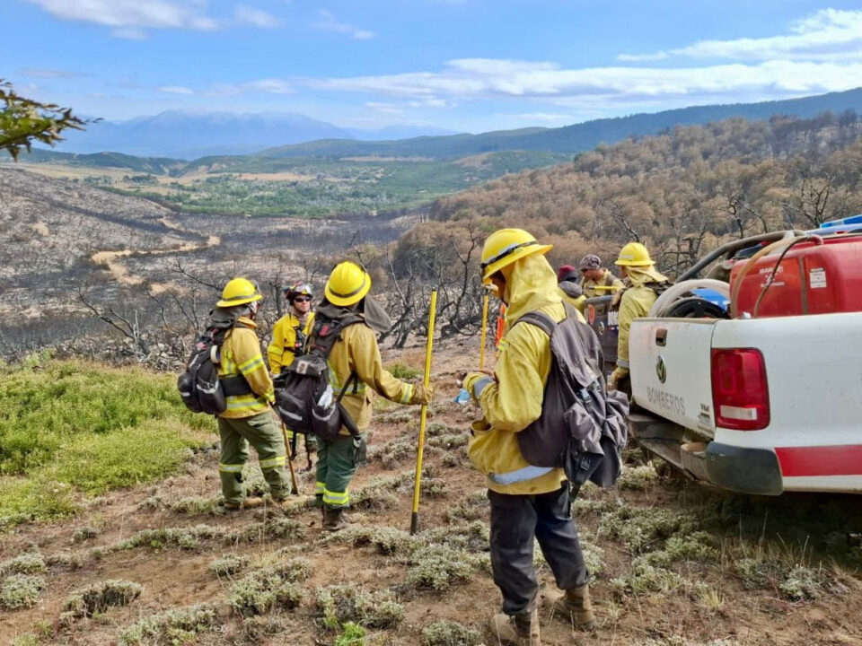 Brigadistas de Santa Fe en Chubut realizan ataque directo al fuego, cortafuegos y contención de focos