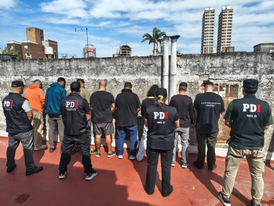 Desbarataron casa de apuestas ilegales en Santa Fe: ocho aprehendidos, secuestro de drogas, fichas de póker, pesos y dólares