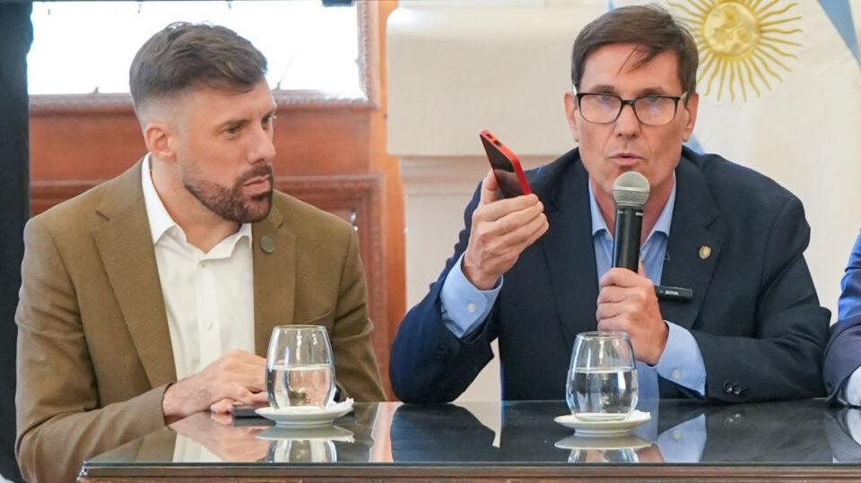 Santa Fe establece pautas para el uso de celulares en las escuelas y limita su utilización durante la jornada escolar