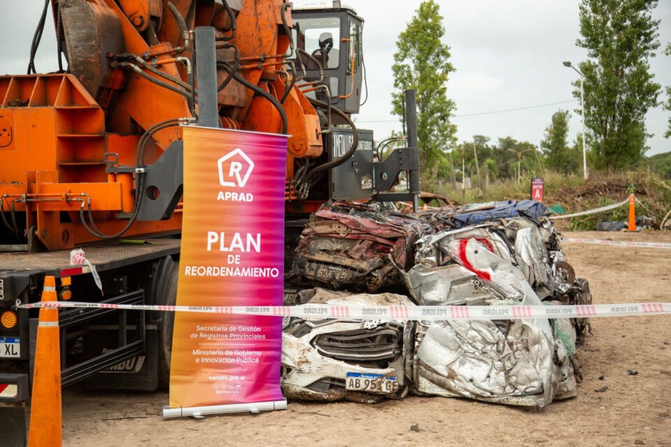 La Provincia inició en Oliveros un nuevo operativo de compactación de vehículos incautados