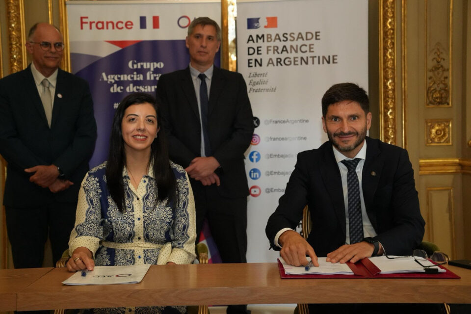 Pullaro firmó un acuerdo con Francia para financiar mejoras energéticas en hospitales, escuelas y aeropuertos de Santa Fe