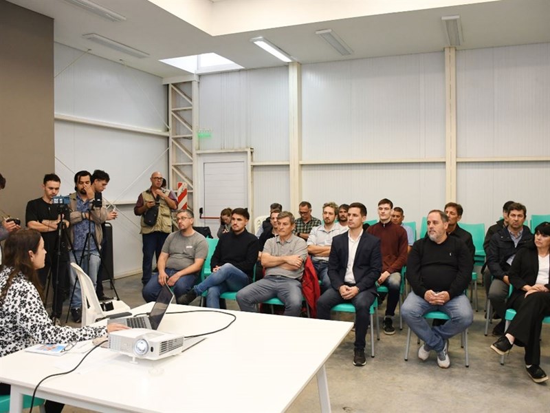 Rafaela impulsa el Observatorio Industrial para fortalecer la planificación productiva El Municipio puso en marcha una nueva edición del relevamiento del Observatorio Industrial, una herramienta clave para conocer la realidad del sector productivo local. El estudio ya se encuentra en desarrollo y sus resultados serán presentados en las próximas semanas. Además, se destacaron los principales indicadores obtenidos en el informe anterior, que permiten dimensionar la evolución de la industria en la ciudad.  Fecha: 17/04/2026 Fuente: Prensa Municipal La Municipalidad de Rafaela avanza con una nueva instancia del Observatorio Industrial, cuyo relevamiento comenzó la semana pasada y corresponde al segundo semestre del año. Esta iniciativa forma parte de una política sostenida de generación de información estratégica para acompañar el crecimiento del entramado productivo local.  Cabe recordar que, tras un período en el que no se realizó el estudio, la actual gestión decidió retomar esta herramienta y establecer una periodicidad semestral para su implementación, con ediciones en los meses de marzo y septiembre. En este sentido, el informe en curso permitirá actualizar los datos y continuar construyendo una base sólida para la toma de decisiones tanto del sector público como privado.  El intendente Leonardo Viotti expresó que el Observatorio Industrial «permite tener una mirada concreta y actualizada de lo que ocurre en el sector productivo local», y remarcó que «contar con información sistemática es fundamental para orientar las decisiones y acompañar a quienes generan empleo en la ciudad».  Por su parte, Patricia Imoberdorf explicó que «este relevamiento forma parte de una dinámica de trabajo que el Municipio decidió sostener en el tiempo», y señaló que «la información que se obtiene no solo refleja la situación actual de la industria, sino que también aporta elementos clave para proyectar escenarios y planificar a futuro».  Asimismo, destacó que «haber recuperado el Observatorio permite construir indicadores comparables y de calidad, algo imprescindible para el diseño de políticas públicas».  Por otro lado, se recordó que el informe anterior arrojó datos relevantes sobre la situación del sector industrial, vinculados a niveles de actividad, empleo, inversiones y expectativas empresariales, constituyéndose en una referencia clave para el análisis económico local.  Finalmente, se indicó que los resultados de esta nueva edición serán dados a conocer en aproximadamente un mes o mes y medio, una vez finalizado el proceso de relevamiento y sistematización de la información