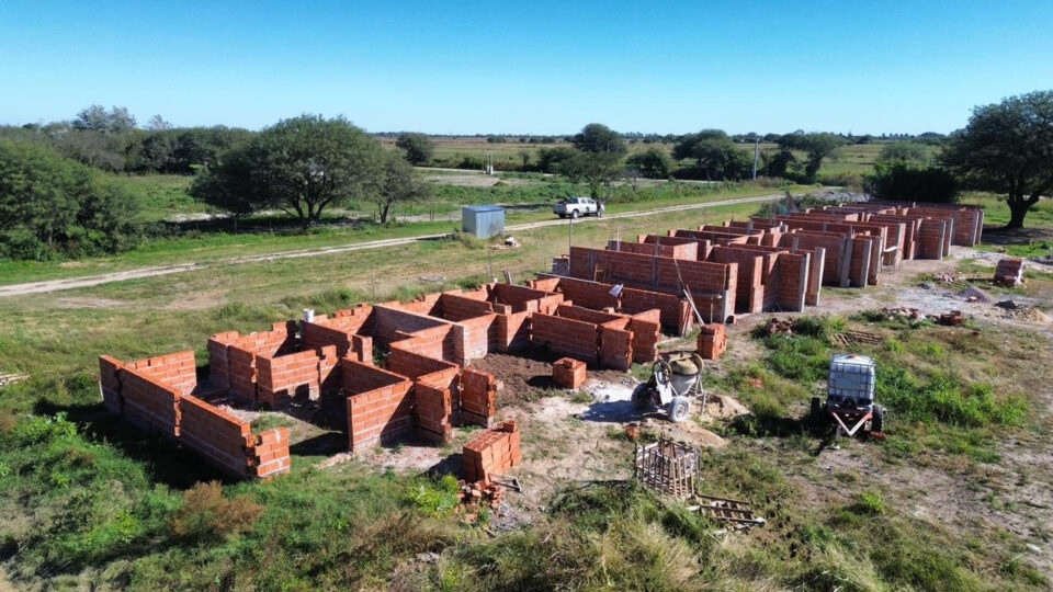 En Moisés Ville, la gestión de Pullaro avanza con la construcción de nuevas viviendas