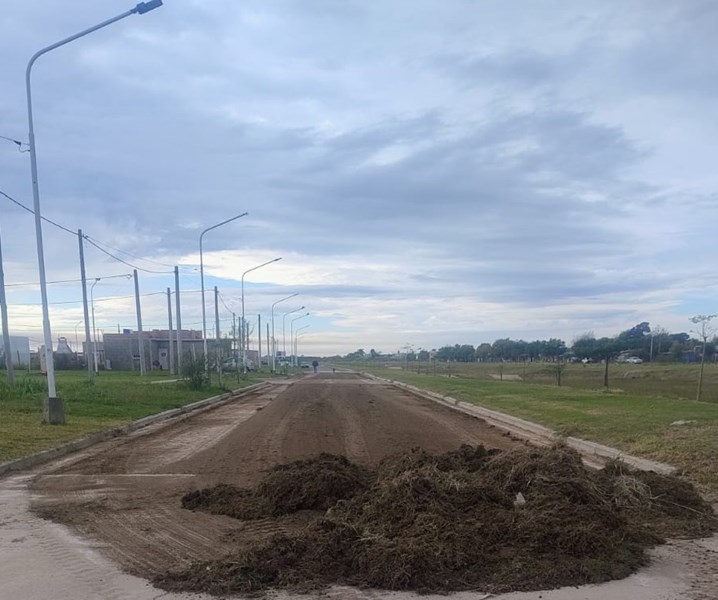 El municipio realiza mejoras integrales en calles de ripio y mantenimiento urbano en barrio 42