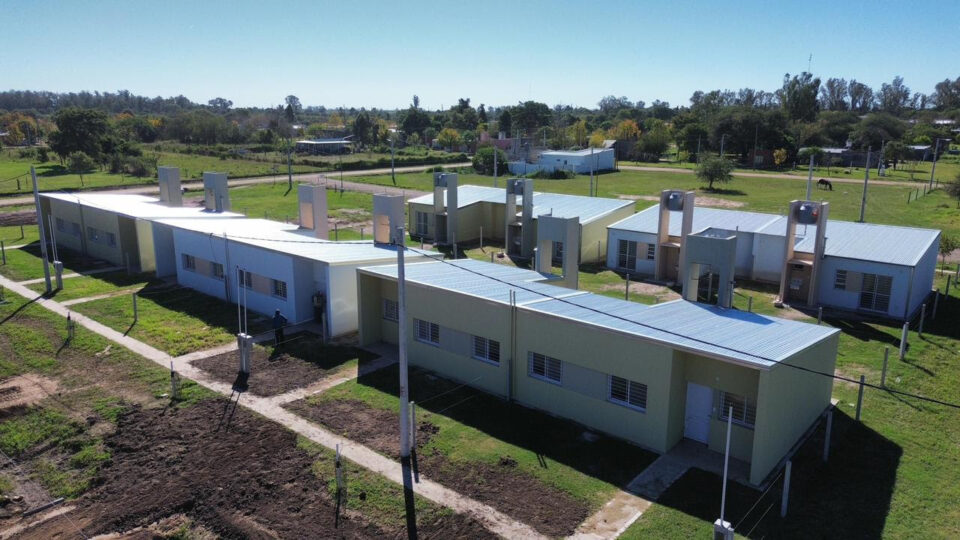 El gobierno de Pullaro concretó el sueño de la casa propia para 10 familias de Hersilia