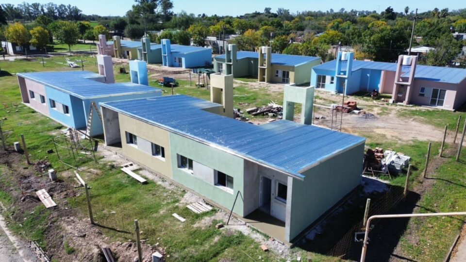 La gestión de Pullaro sorteó viviendas en Sastre y Ortiz, y las familias comienzan el camino hacia el techo propio
