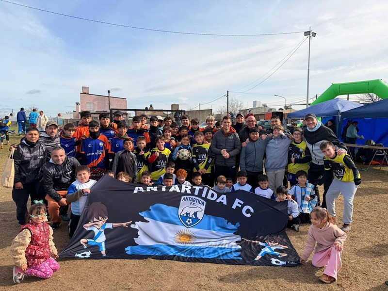 El Encuentro de Escuelitas Deportivas reunió a gran cantidad de niños y familias en barrio Antártida