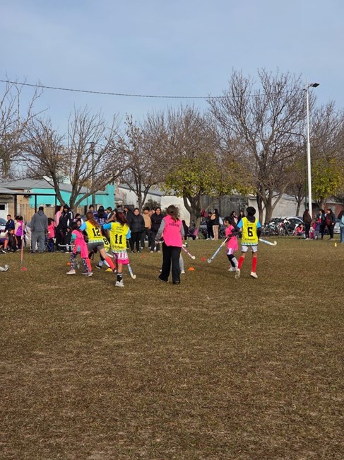 Más de 200 chicos participaron del segundo encuentro barrial de hockey en barrio Mora