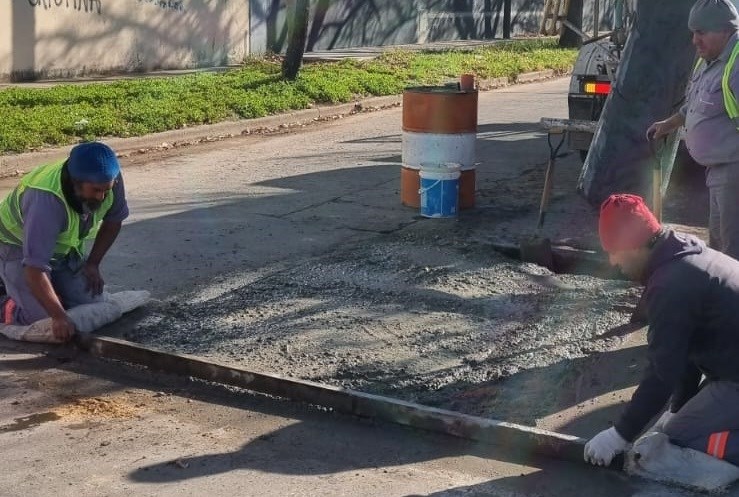 El municipio avanza con un amplio plan de bacheo en distintos sectores de la ciudad