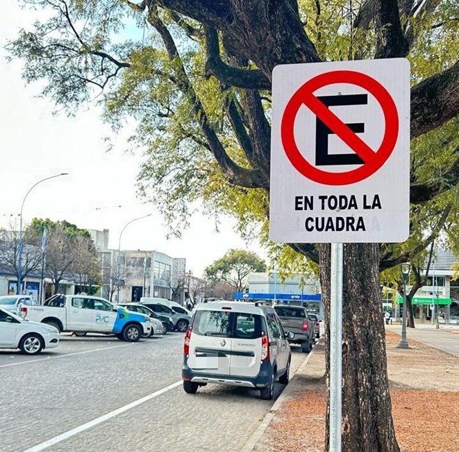 El Municipio recuerda la prohibición de estacionar en el anillo interno de la Plaza 25 de Mayo