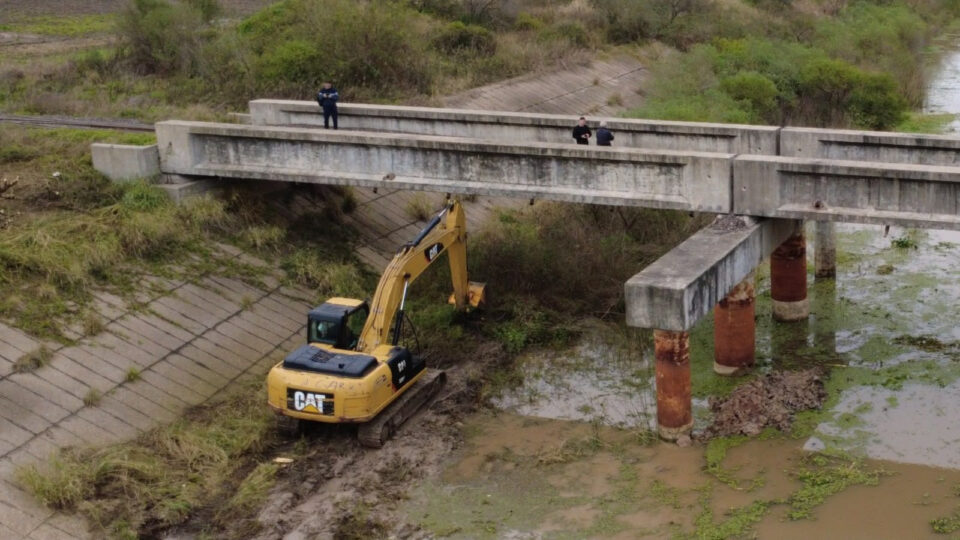 Provincia y Municipalidad de Coronda limpian canales clave para reforzar los drenajes ante El Niño