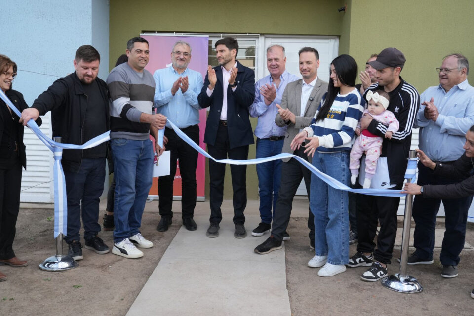 Pullaro entregó viviendas a familias de Sunchales y Colonia Rosa