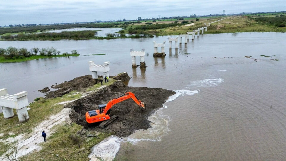 El Gobierno Provincial desarma una obstrucción de 500 metros en el Río Salado