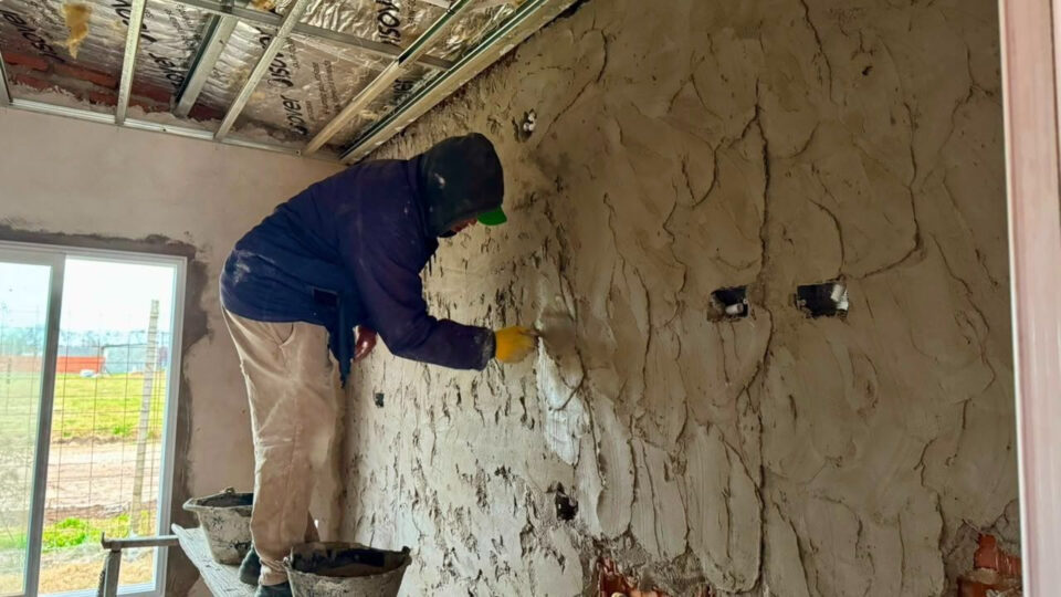 Con un 70 % de avance, la Provincia acelera la construcción de 20 viviendas en Bigand