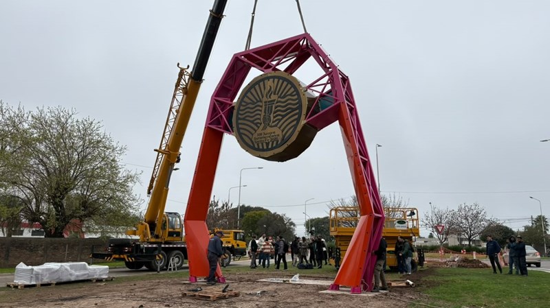 La estructura del reloj suramericano ya forma parte del paisaje de Rafaela
