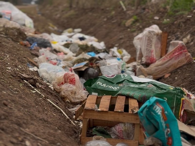 Caminos rurales: limpieza permanente y compromiso para evitar nuevos basurales