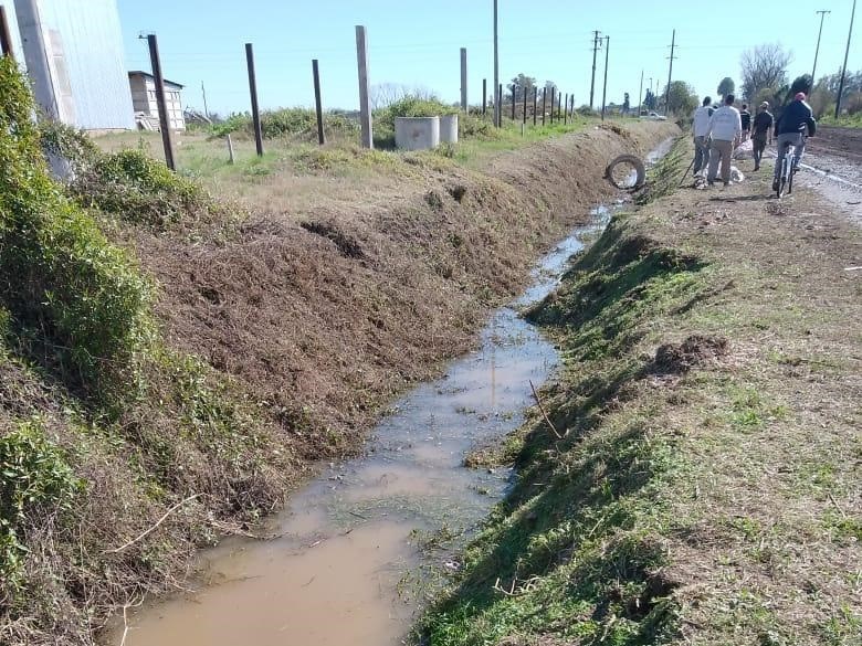 Comenzaron los trabajos de limpieza y desmalezado de canales en el sector de Prolongación Bv. Roca