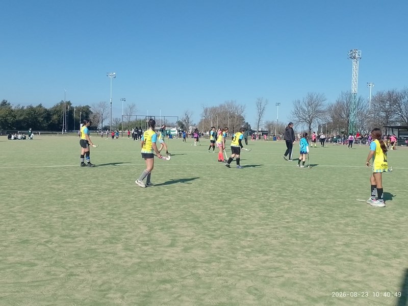Las Escuelitas Barriales compartieron una jornada de hockey y recreación en el CRAR