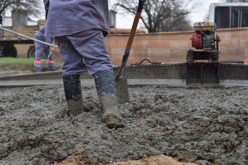 El histórico Plan Integral de Pavimentación ya transforma el barrio Mora