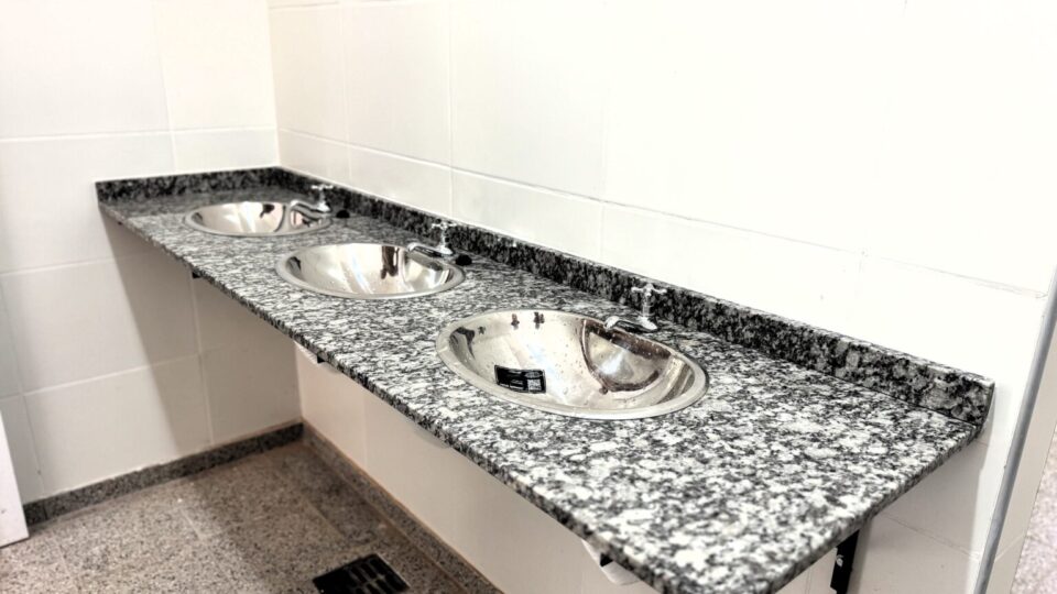 CAYASTA: Finalizó la renovación de baños de la Escuela Técnica Nº 370