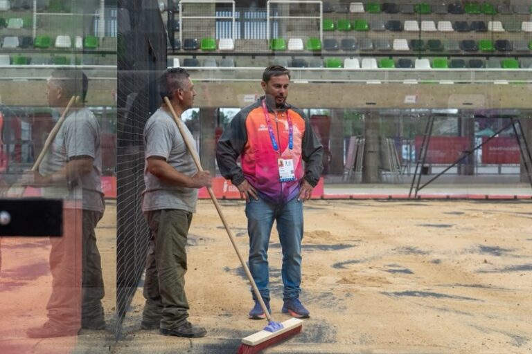 Trabajo contra reloj en el Estadio Multipropósito: 48 horas para el armado de las canchas de pádel