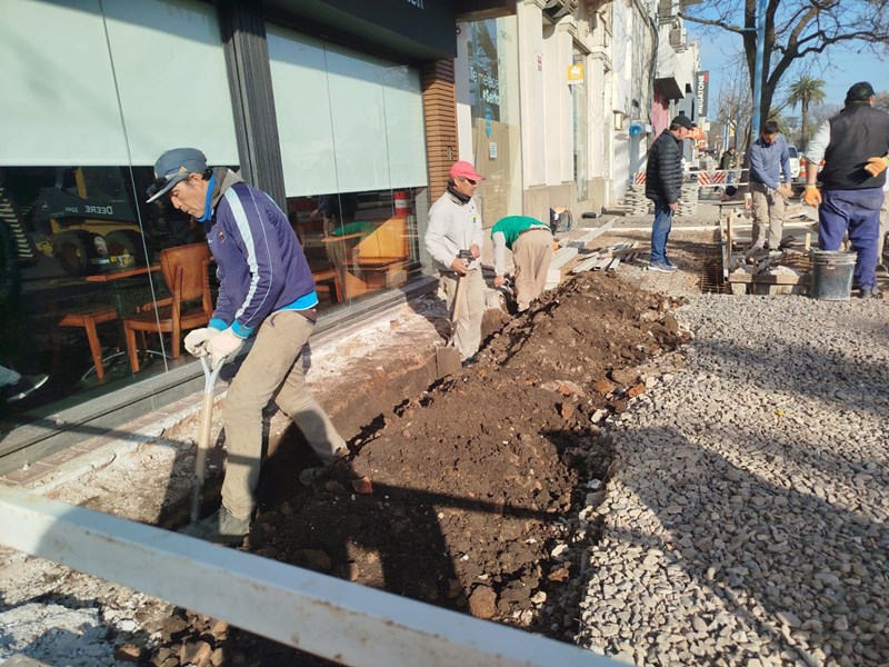 La remodelación de las veredas de Bv. Santa Fe presenta un 80% de avance