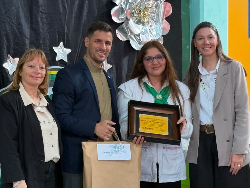 Viotti acompañó los festejos por el 25.º aniversario de la Escuela Ángela Peralta Pino