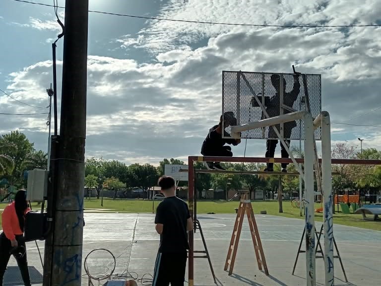 El Gobierno municipal impulsa la renovación de playones deportivos con tableros fabricados por jóvenes que se capacitan en el ITEC