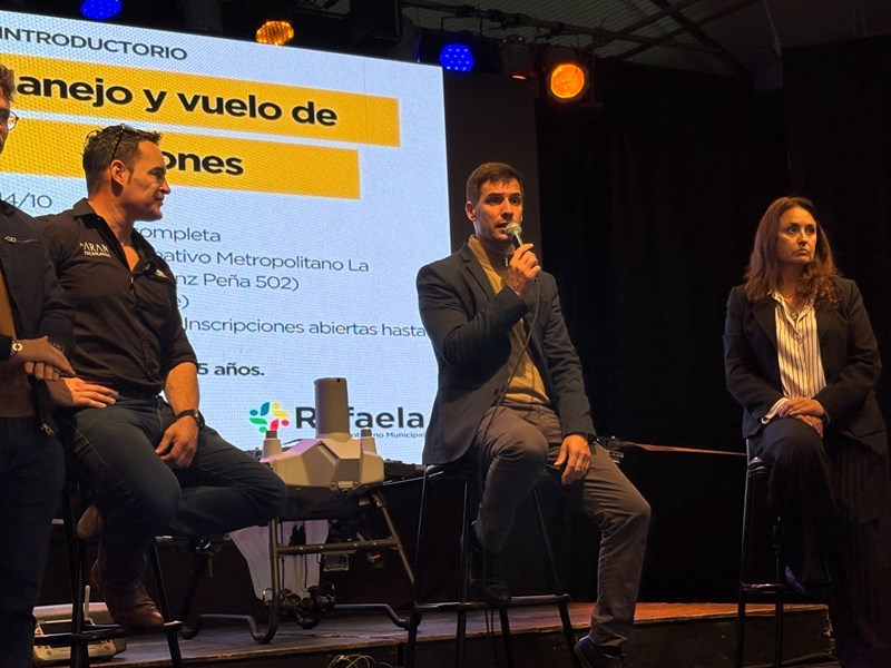 Talento +45: comenzó la capacitación en manejo de drones para ampliar las oportunidades laborales